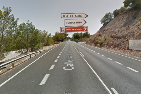 Salida de la carretera nacional viniendo del norte de Alicante, entrada al puerto deportivo Mar y Montaña