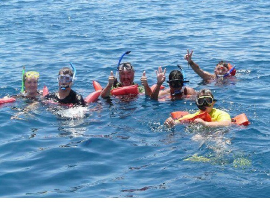 grupo de bañistas disfrutando del mar en Benidorm